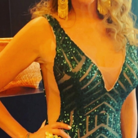 An elegant emerald dress made by designer  Jovani! - Picture 5 of 10